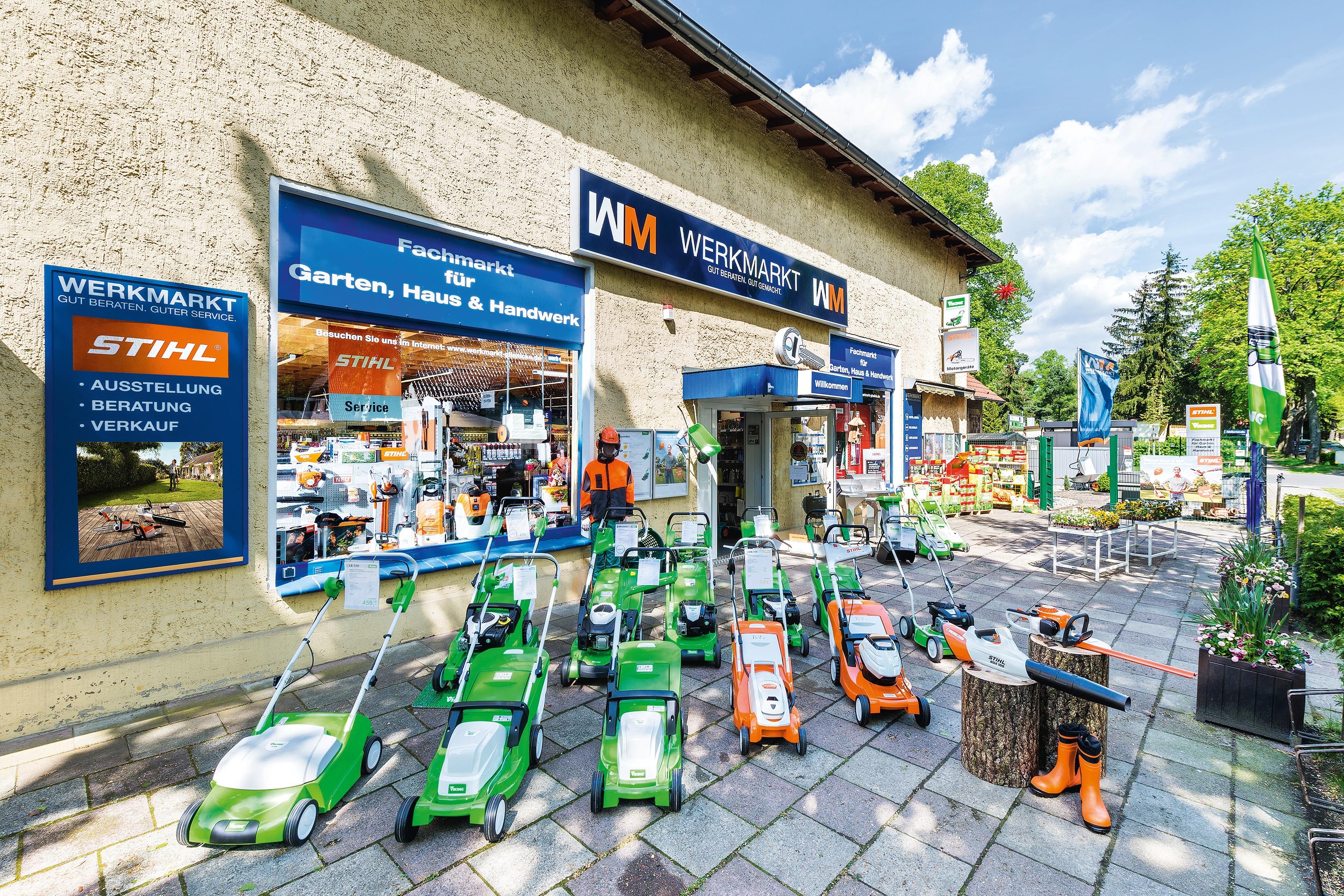 Werkmarkt Glienicke von außen mit Schaufenstern und sämtlichen ausgestellten Rasenmähern und Geräten