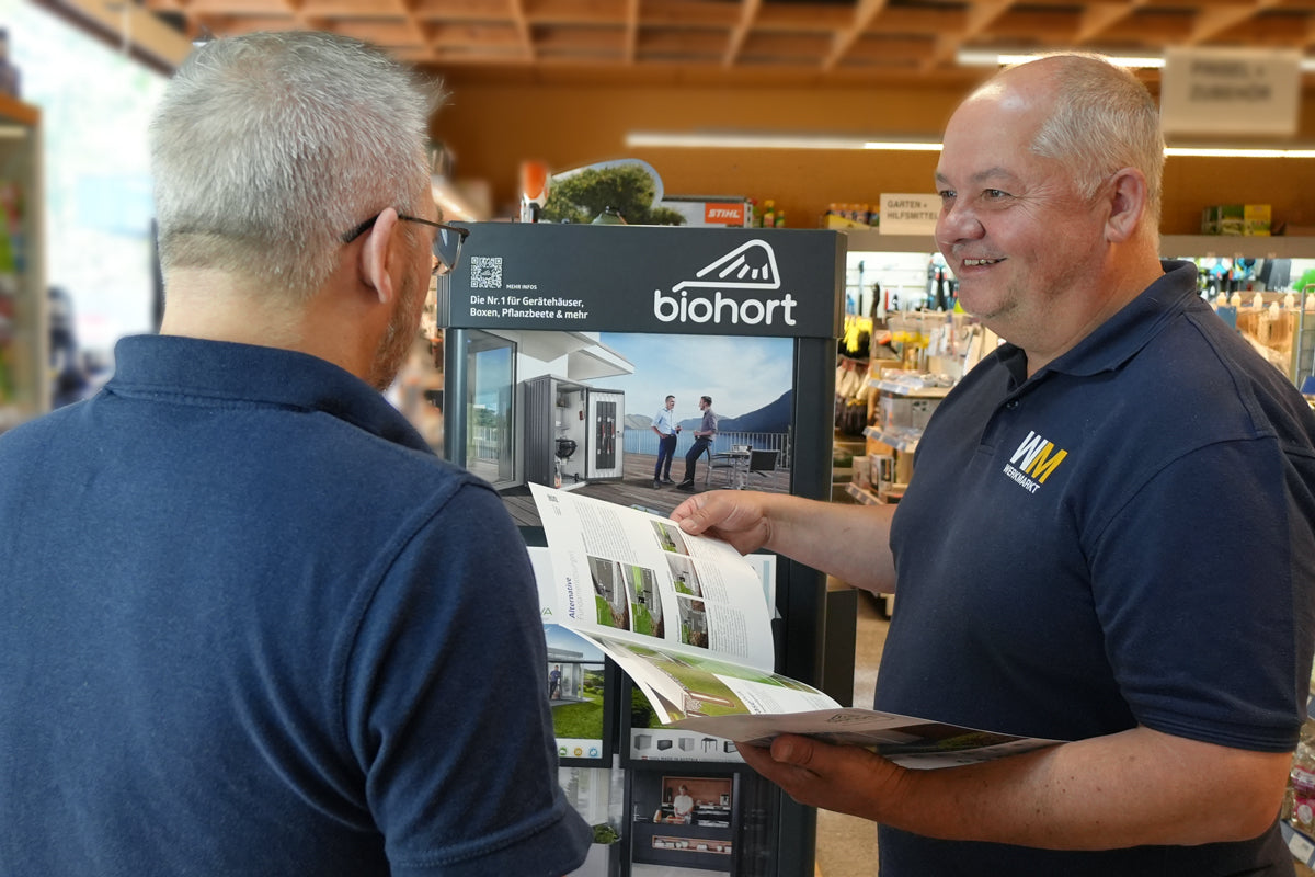 Zwei Personen stehen sich gegenüber und sind in einem Biohort-Beratungsgespräch
