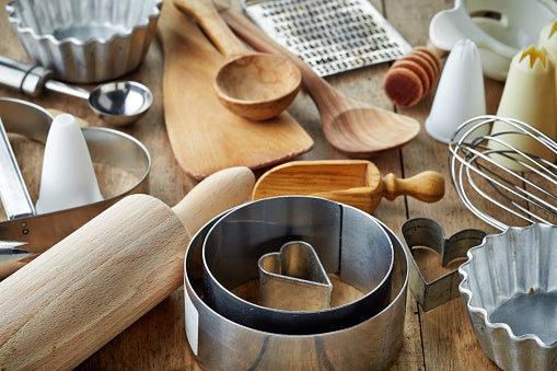 Utensilien aus der Küche zum backen auf dem Tisch verteilt