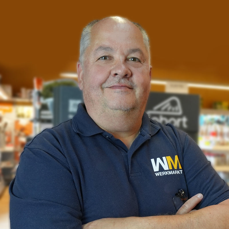 Ein Mann in blauem Poloshirt mit der Aufschrift Werkmarkt
